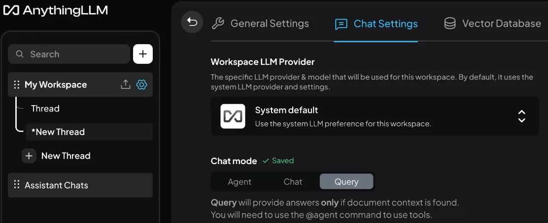 Chat Settings w AnythingLLM: Chat mode ustawiony na Query, obok napis Saved
