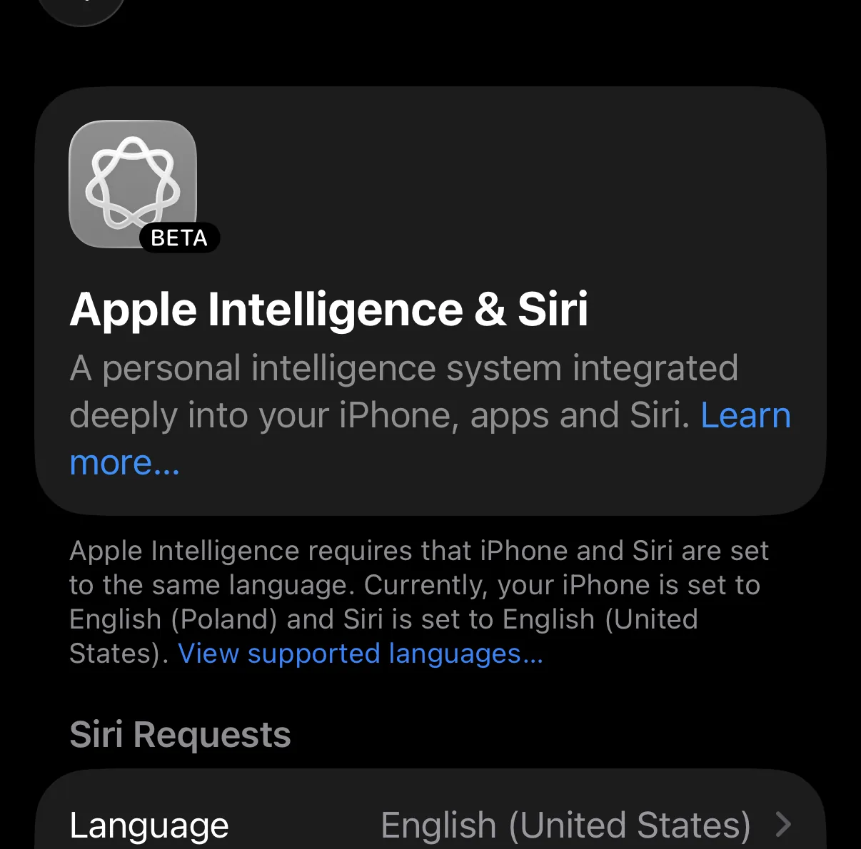 Ekran Apple Intelligence & Siri z komunikatem o różnych językach iPhone'a i Siri