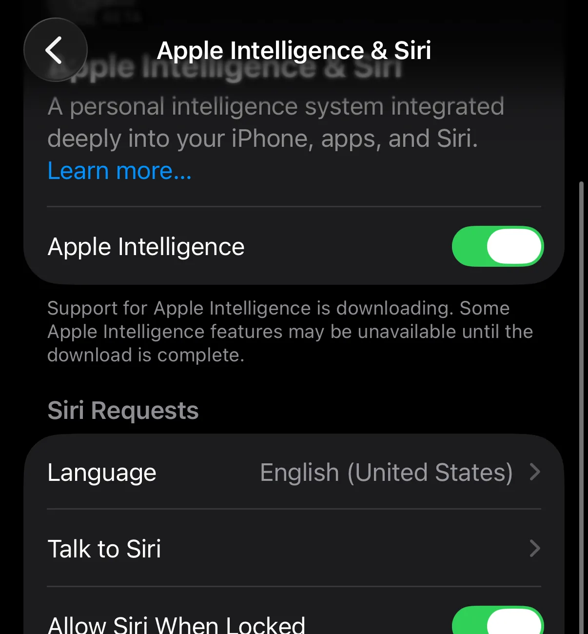 Włączony przełącznik Apple Intelligence i komunikat o pobieraniu