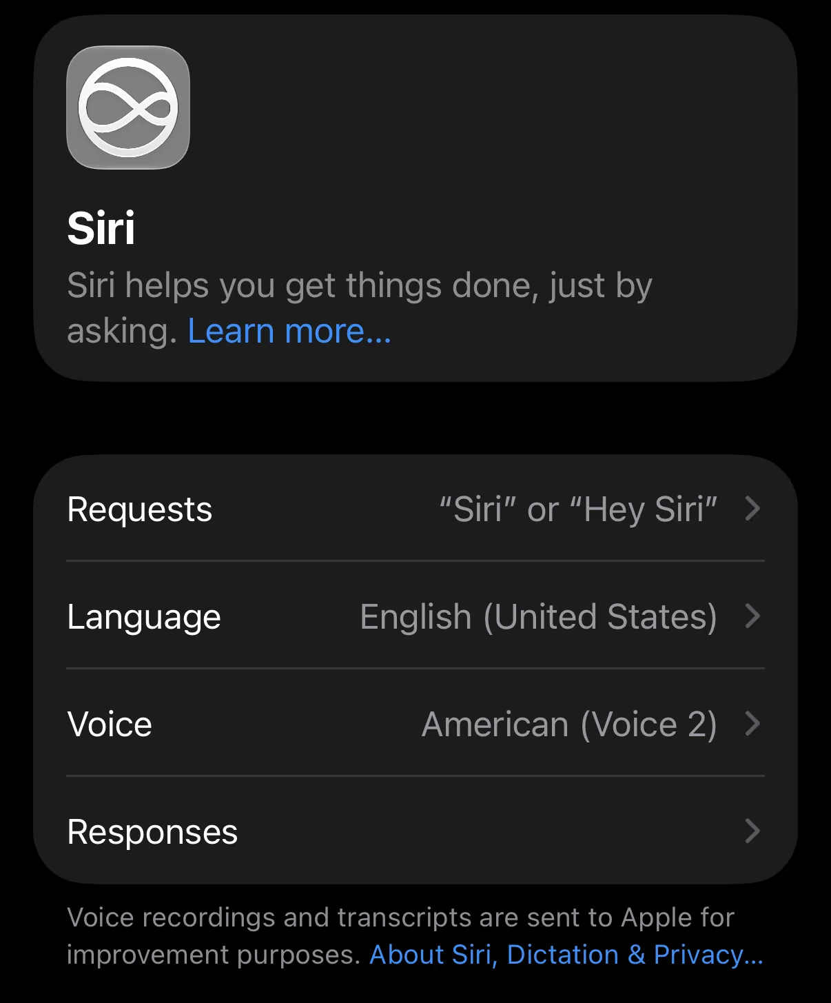 Ustawienia Siri w iOS 27 na iPhonie: język English (United States), głos American