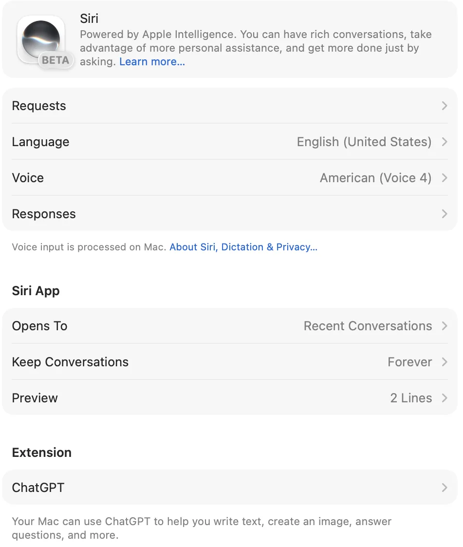 Ustawienia Siri po uzyskaniu dostępu do Siri AI na MacBooku Air, z plakietką BETA i sekcją Siri App